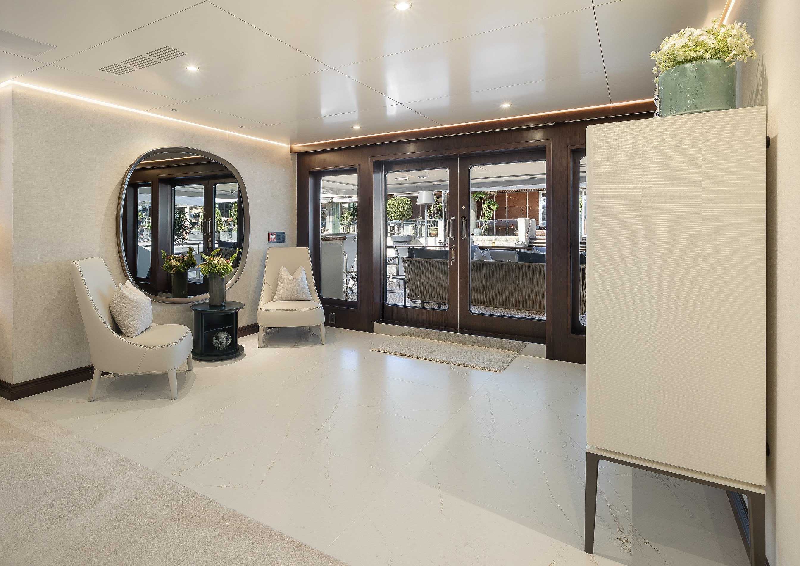 Lady Nora — lobby